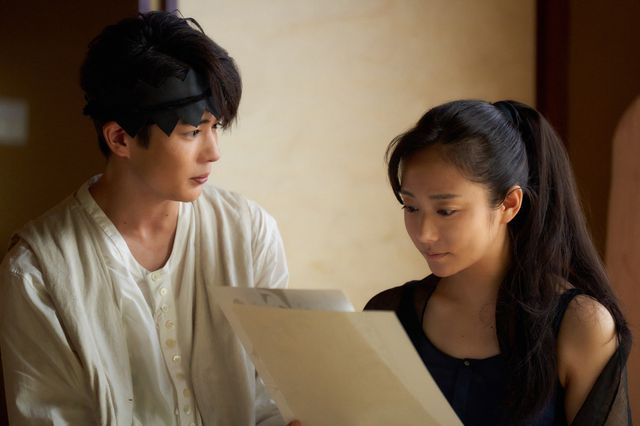 年上の女性に惑う…長尾謙杜“青年期の露伴”と木村文乃“奈々瀬”の2ショット:フォトギャラリー