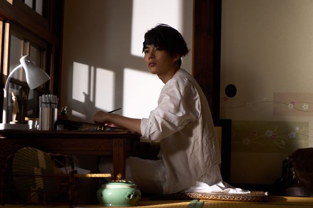 年上の女性に惑う…長尾謙杜“青年期の露伴”と木村文乃“奈々瀬”の2ショット（2枚目）