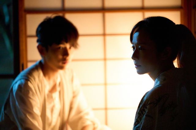 年上の女性に惑う…長尾謙杜“青年期の露伴”と木村文乃“奈々瀬”の2ショット（3枚目）