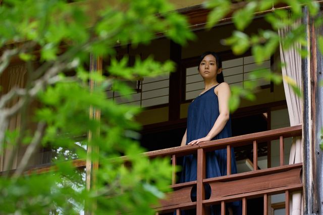 年上の女性に惑う…長尾謙杜“青年期の露伴”と木村文乃“奈々瀬”の2ショット（4枚目）