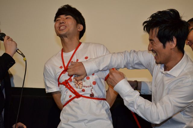 ピース綾部、縛られて恍惚！フォトギャラリー（13枚目）