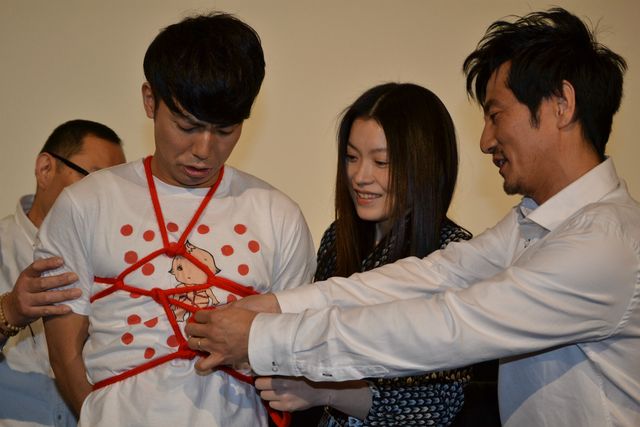 ピース綾部、縛られて恍惚！フォトギャラリー（14枚目）