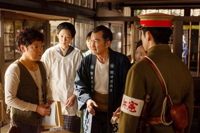 なぜか乾パンの材料が運ばれ憲兵が来て…「あんぱん」第9週「絶望の隣は希望」第45回：フォトギャラリー