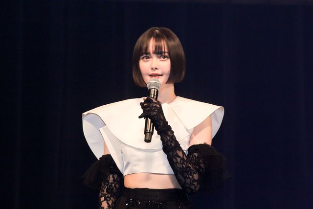 玉城ティナは個性派衣装で登壇！「ショートショートフィルムフェスティバル＆アジア 2022」オープニングセレモニー：フォトギャラリー