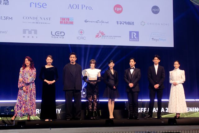 玉城ティナは個性派衣装で登壇！「ショートショートフィルムフェスティバル＆アジア 2022」オープニングセレモニー（3枚目）