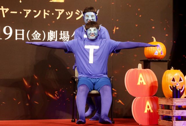 椅子でTTポーズ! チョコレートプラネットの長田庄平と松尾駿