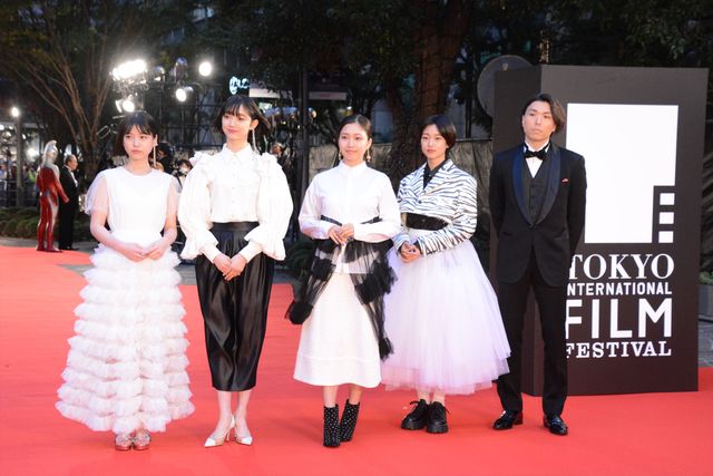 永野芽郁、肩出しドレスで魅了！豪華女優陣らがレッドカーペット彩る（3枚目）