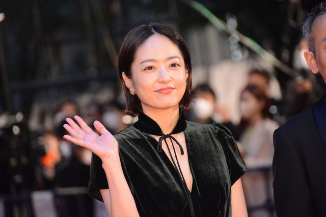 永野芽郁、肩出しドレスで魅了！豪華女優陣らがレッドカーペット彩る（8枚目）