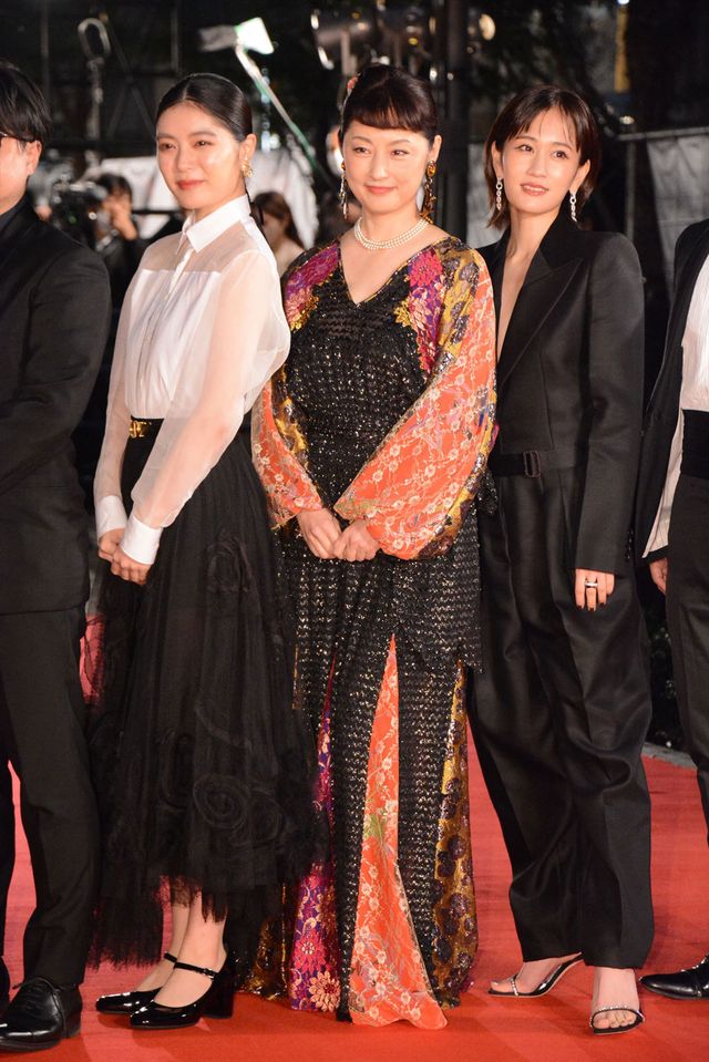 永野芽郁、肩出しドレスで魅了！豪華女優陣らがレッドカーペット彩る（19枚目）