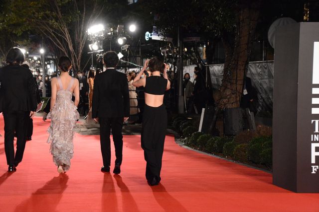 永野芽郁、肩出しドレスで魅了！豪華女優陣らがレッドカーペット彩る（31枚目）