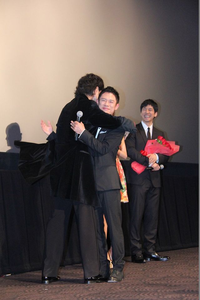伊藤淳史、仲村トオルと涙の抱擁！映画『チーム・バチスタFINAL ケルベロスの肖像』初日舞台あいさつフォトギャラリー（7枚目）