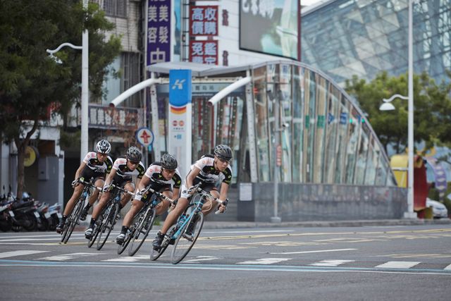 どうやって撮ったの!?負傷者続出のロードレースシーン（3枚目）