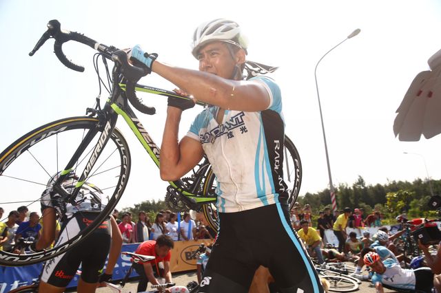 どうやって撮ったの!?負傷者続出のロードレースシーン（4枚目）