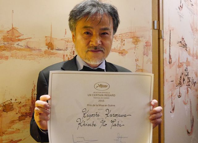 第68回カンヌ国際映画祭「ある視点」部門監督賞の賞状を掲げた黒沢清監督