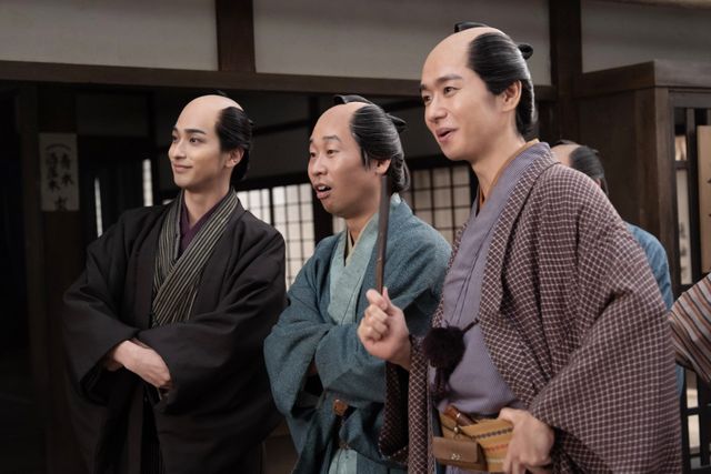 勝川春朗（くっきー！）と滝沢瑣吉（津田健次郎）がケンカに…「べらぼう」第40回場面写真：フォトギャラリー