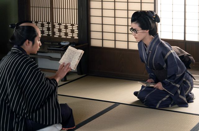 勝川春朗（くっきー！）と滝沢瑣吉（津田健次郎）がケンカに…「べらぼう」第40回場面写真（2枚目）