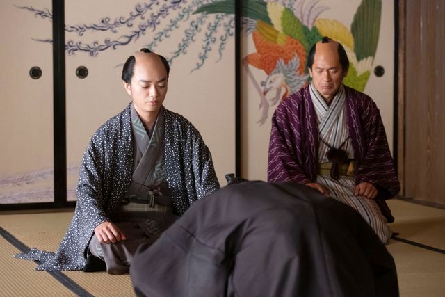 勝川春朗（くっきー！）と滝沢瑣吉（津田健次郎）がケンカに…「べらぼう」第40回場面写真（3枚目）