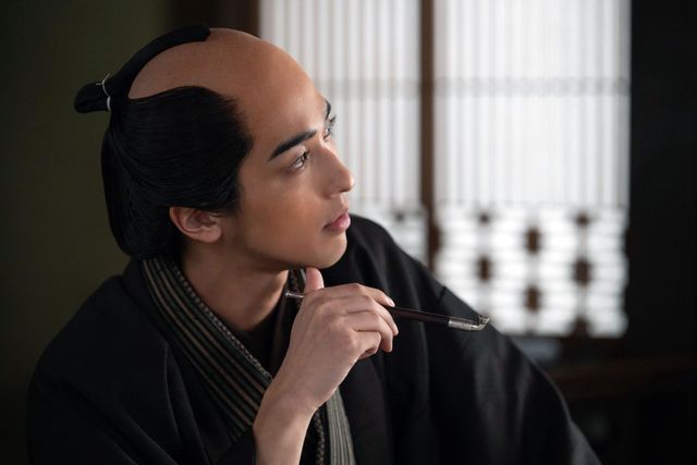 勝川春朗（くっきー！）と滝沢瑣吉（津田健次郎）がケンカに…「べらぼう」第40回場面写真（5枚目）