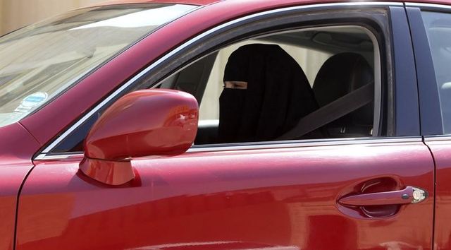 9月26日、サウジアラビアのサルマン国王は、女性の自動車運転を認めるよう指示する国王命令を発布した。2013年10月撮影