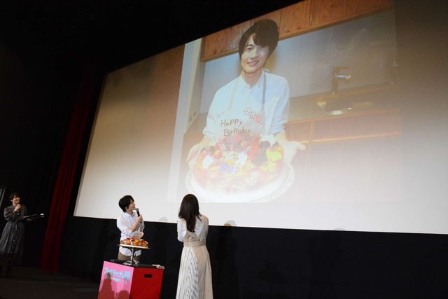 パクッ！バースデーケーキを食べる有村架純『フォルトゥナの瞳』公開直前イベント（8枚目）
