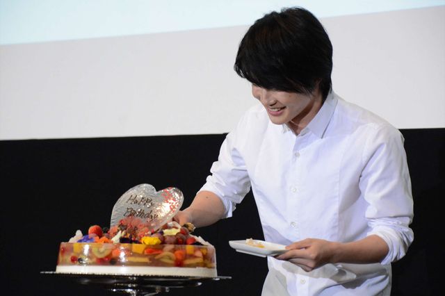 パクッ！バースデーケーキを食べる有村架純『フォルトゥナの瞳』公開直前イベント（9枚目）