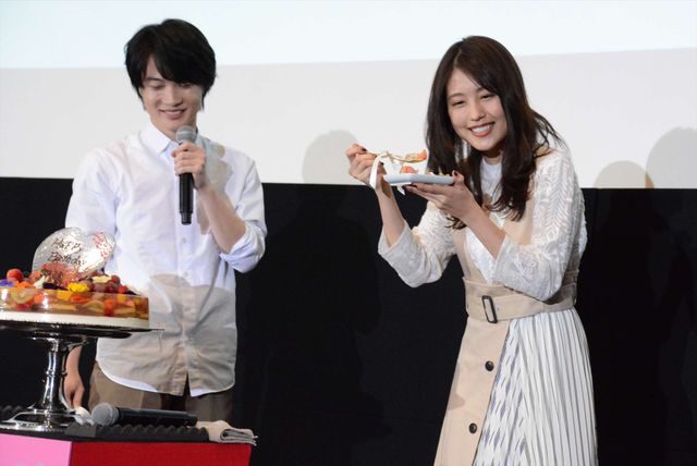 パクッ！バースデーケーキを食べる有村架純『フォルトゥナの瞳』公開直前イベント（11枚目）