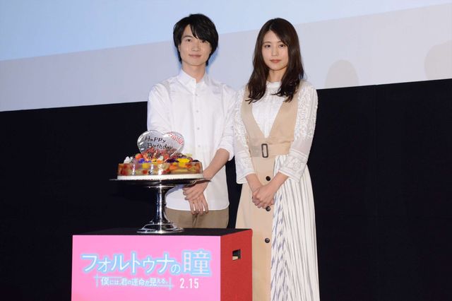 パクッ！バースデーケーキを食べる有村架純『フォルトゥナの瞳』公開直前イベント（12枚目）