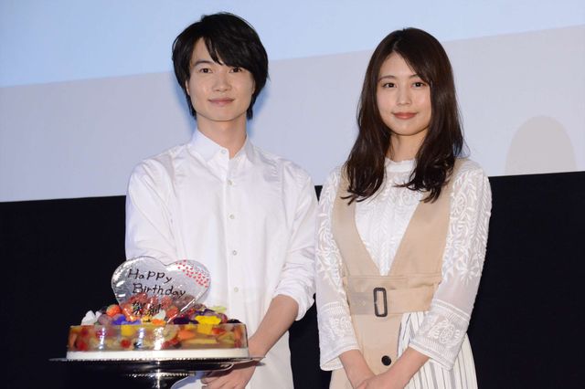 パクッ！バースデーケーキを食べる有村架純『フォルトゥナの瞳』公開直前イベント（13枚目）