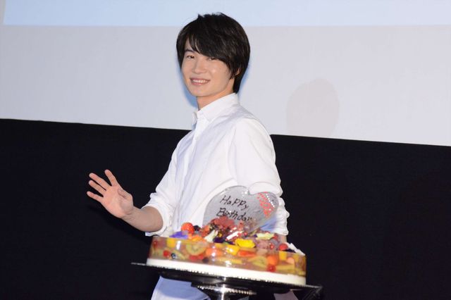 パクッ！バースデーケーキを食べる有村架純『フォルトゥナの瞳』公開直前イベント（16枚目）