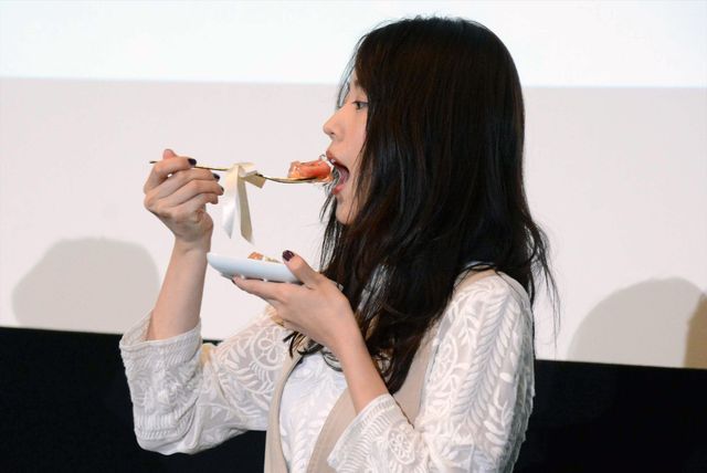 パクッ！バースデーケーキを食べる有村架純『フォルトゥナの瞳』公開直前イベント（18枚目）