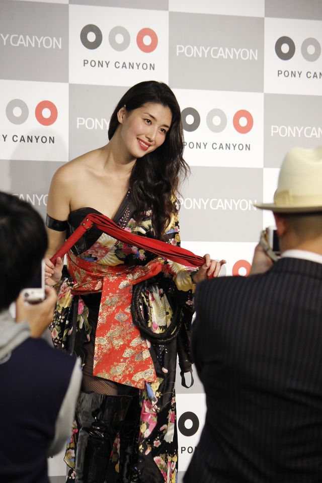 橋本マナミが斉藤洋介におしおき！　女王様役でSに開眼？　画像ギャラリー：フォトギャラリー