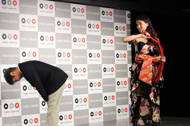 橋本マナミが斉藤洋介におしおき！　女王様役でSに開眼？　画像ギャラリー（3枚目）