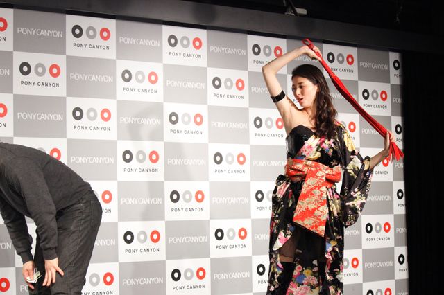 橋本マナミが斉藤洋介におしおき！　女王様役でSに開眼？　画像ギャラリー（4枚目）