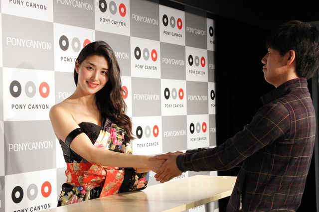 橋本マナミが斉藤洋介におしおき！　女王様役でSに開眼？　画像ギャラリー（5枚目）