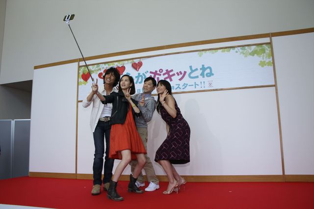 阿部サダヲ、水原希子らが自撮り棒でセルフィー！（3枚目）