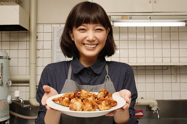 本田翼の料理姿！『起終点駅　ターミナル』初日舞台あいさつフォトギャラリー：フォトギャラリー