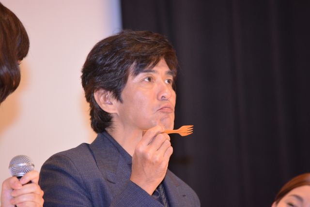 本田翼の料理姿！『起終点駅　ターミナル』初日舞台あいさつフォトギャラリー（10枚目）