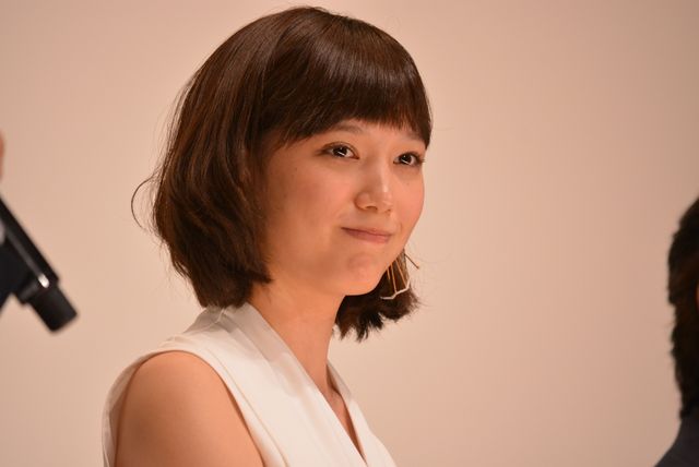 本田翼の料理姿！『起終点駅　ターミナル』初日舞台あいさつフォトギャラリー（11枚目）