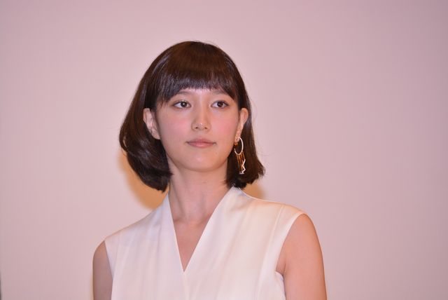 本田翼の料理姿！『起終点駅　ターミナル』初日舞台あいさつフォトギャラリー（14枚目）