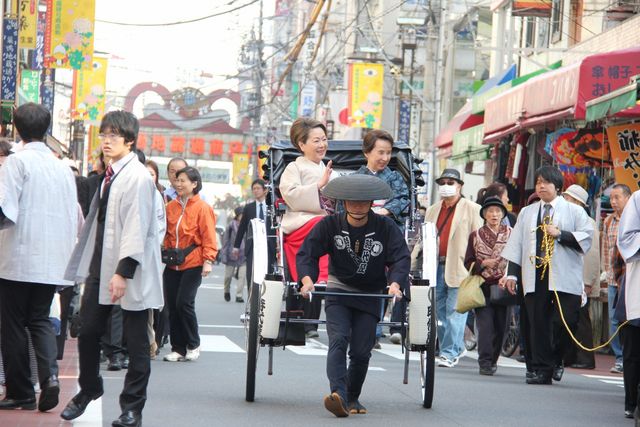 八千草薫&由紀さおり、人力車で巣鴨に降臨!フォトギャラリー