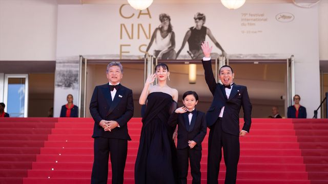 綾瀬はるか、肩出し黒ドレスでカンヌ・レッドカーペットへ！大悟（千鳥）がエスコート：フォトギャラリー