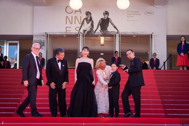 綾瀬はるか、肩出し黒ドレスでカンヌ・レッドカーペットへ！大悟（千鳥）がエスコート（35枚目）