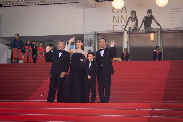 綾瀬はるか、肩出し黒ドレスでカンヌ・レッドカーペットへ！大悟（千鳥）がエスコート（37枚目）