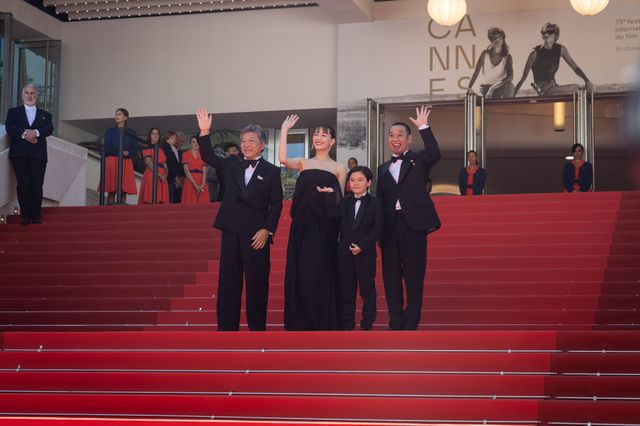 綾瀬はるか、肩出し黒ドレスでカンヌ・レッドカーペットへ！大悟（千鳥）がエスコート（38枚目）