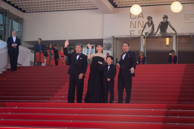 綾瀬はるか、肩出し黒ドレスでカンヌ・レッドカーペットへ！大悟（千鳥）がエスコート（39枚目）