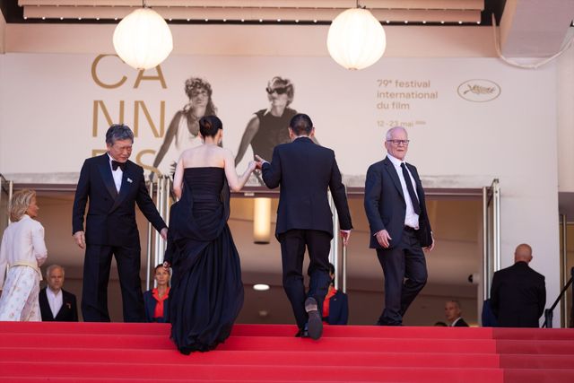 綾瀬はるか、肩出し黒ドレスでカンヌ・レッドカーペットへ！大悟（千鳥）がエスコート（51枚目）