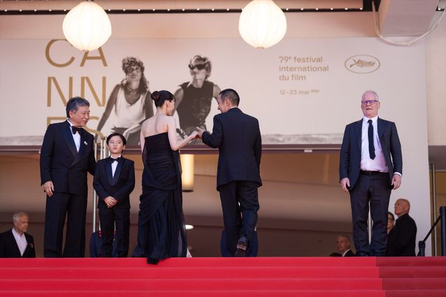 綾瀬はるか、肩出し黒ドレスでカンヌ・レッドカーペットへ！大悟（千鳥）がエスコート（53枚目）