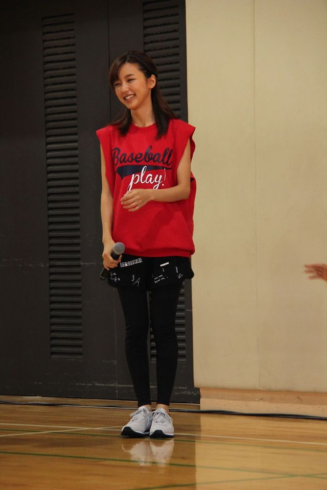 トリンドル玲奈、篠田麻里子、真野恵里菜が都内高校にサプライズ登場！フォトギャラリー（5枚目）