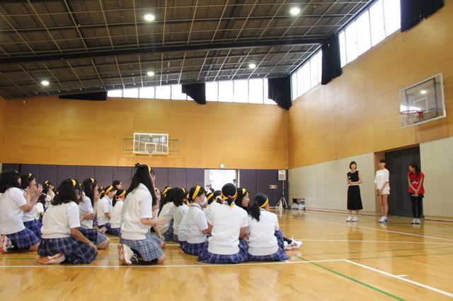 トリンドル玲奈、篠田麻里子、真野恵里菜が都内高校にサプライズ登場！フォトギャラリー（6枚目）
