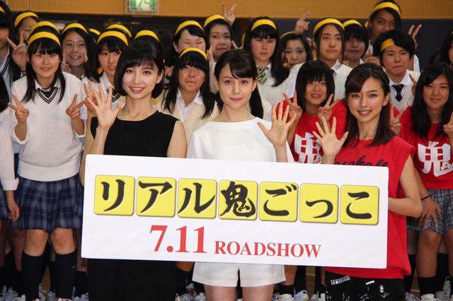 トリンドル玲奈、篠田麻里子、真野恵里菜が都内高校にサプライズ登場！フォトギャラリー（8枚目）